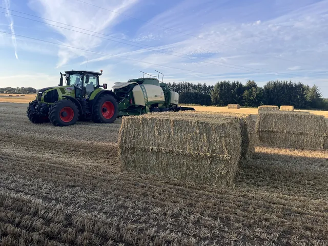Claas Axion med Krone BiG Pack og storballer