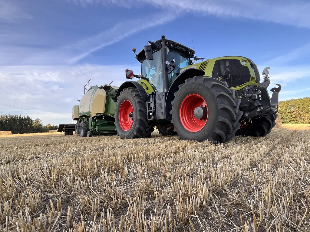 Claas Axion med Krone BiG Pack set fra lav vinkel
