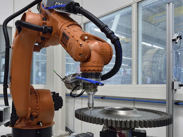 Orange industrirobot i en moderne robotcelle