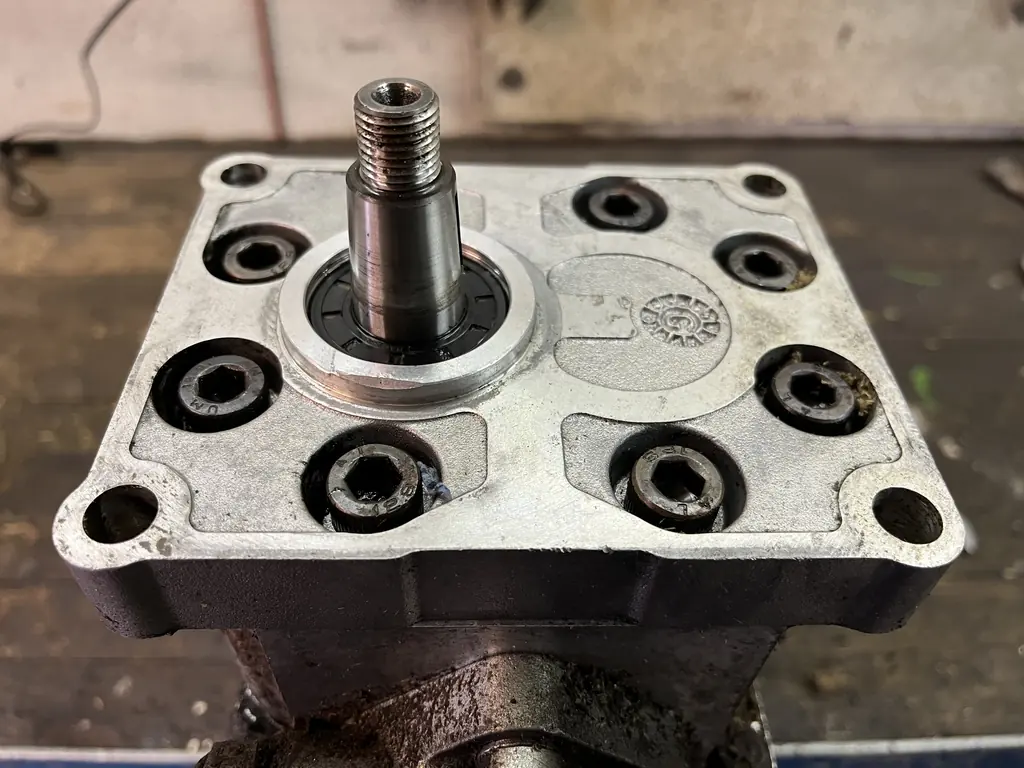 Hydraulikpumpe på arbejdsbordet i værkstedet